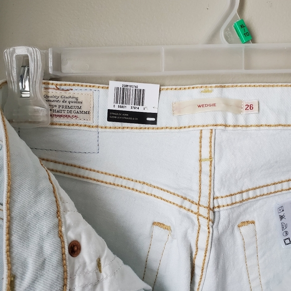 🆕️ Levi's Premium Wedgie Icon Denim Jeans Tapered Leg Light Wash Size 26 - Picture 5 of 6